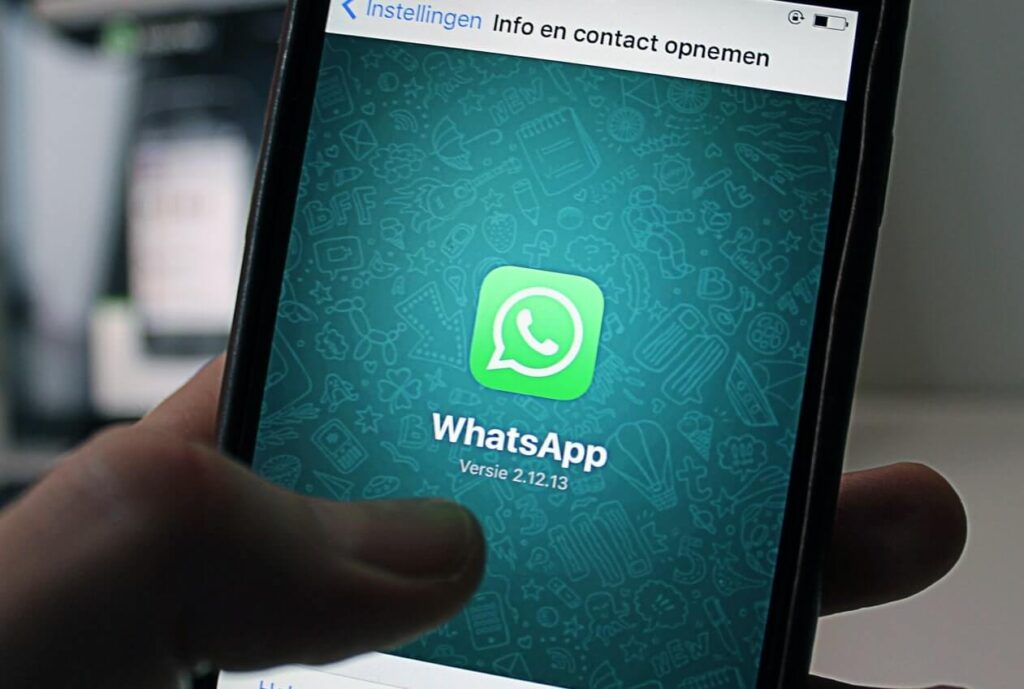 celular com app para usar script de atendimento WhatsApp