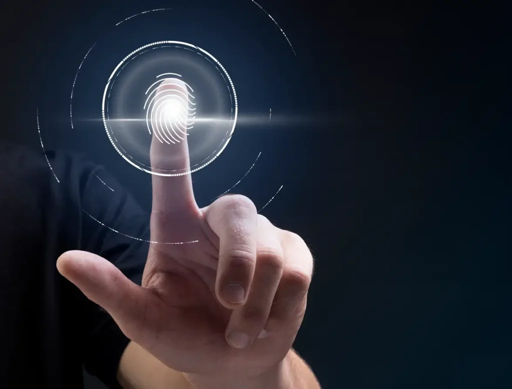 uma mão tocando em um símbolo de biometria para ilustrar o ponto eletrônico para academia